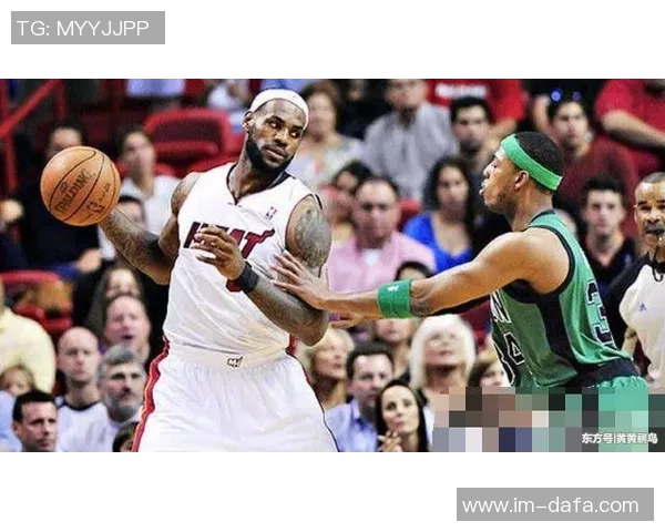 詹姆斯快攻遭遇米勒防守冲突裁判判罚引发黄蜂教练挑战未果