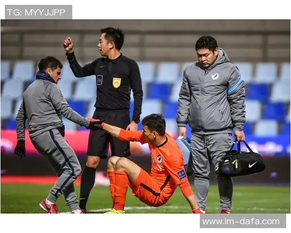 美国演员甜茶佩戴拜仁手套引热议拜仁官推称赞查拉梅懂球