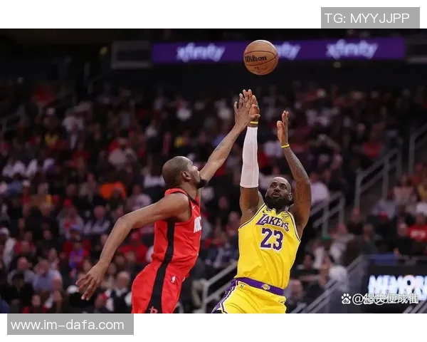 詹姆斯过去一个月末节狂砍88分助攻23次展现联盟顶级表现